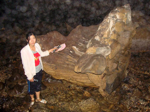 Nước trong sông ngầm chảy mạnh đến nỗi cuốn trôi tảng đá khổng lồ này 