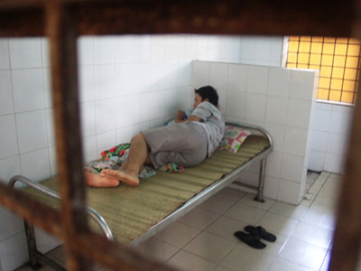 Phải nằm phòng cách ly do chứng ảo giác, mất năng lực kiểm soát bản thân Ảnh: Nguyễn Huy