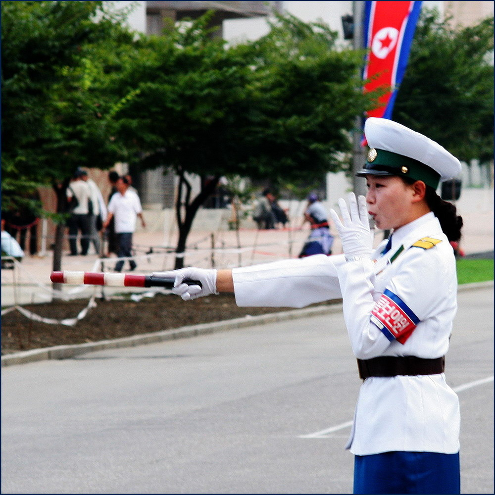 Giữa lòng đường đông đúc xe cộ của Triều Tiên, nữ cảnh sát giao thông trở nên nổi bật không chỉ bởi vẻ ngoài xinh đẹp rạng ngời mà còn vì tác phong làm việc nghiêm túc, tinh thần trách nhiệm tuyệt vời của họ