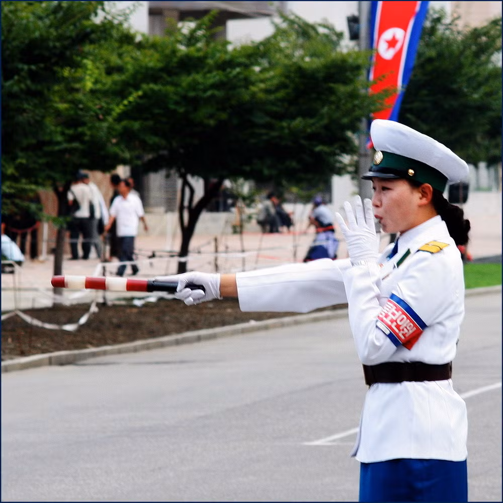 Giữa lòng đường đông đúc xe cộ của Triều Tiên, nữ cảnh sát giao thông trở nên nổi bật không chỉ bởi vẻ ngoài xinh đẹp rạng ngời mà còn vì tác phong làm việc nghiêm túc, tinh thần trách nhiệm tuyệt vời của họ