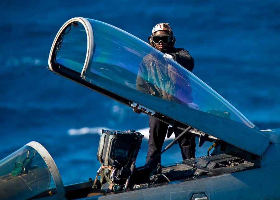 Cuối cùng, công việc thú vị nhất trên tàu sân bay Nimitz chính là được làm việc dưới những chiếc kính thủy tinh (buồng lái của những chiếc máy bay chiến đấu)