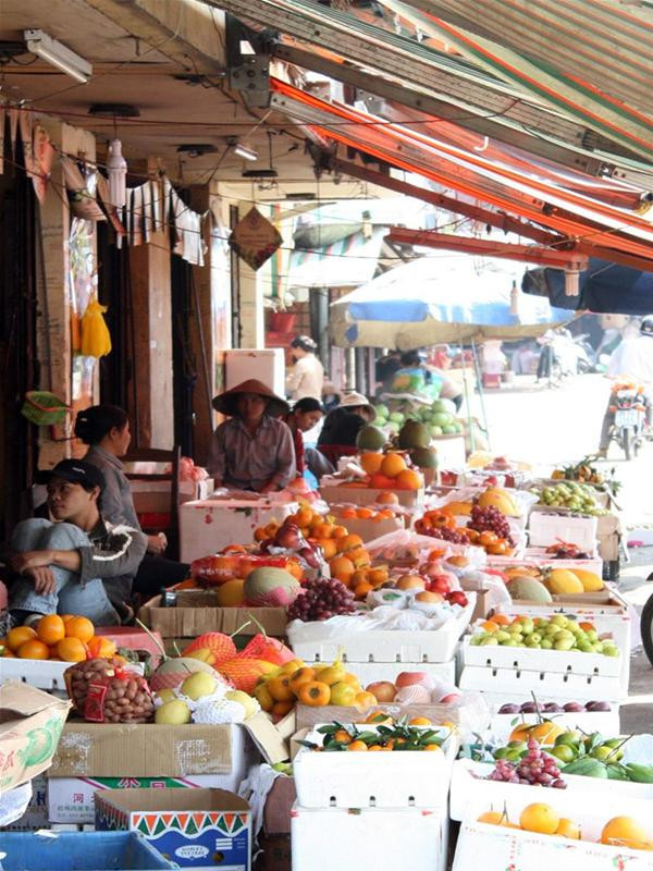 Cả một dãy hàng hoa quả màu sắc tươi rói, da bóng mịn nhưng thi thoảng mới có người lại xem hàng rồi đi!