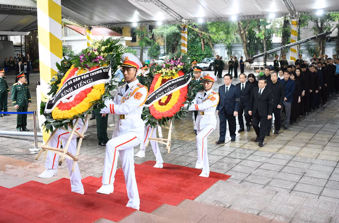 Đoàn Ban Tuyên giáo và Dân vận Trung ương vào viếng
