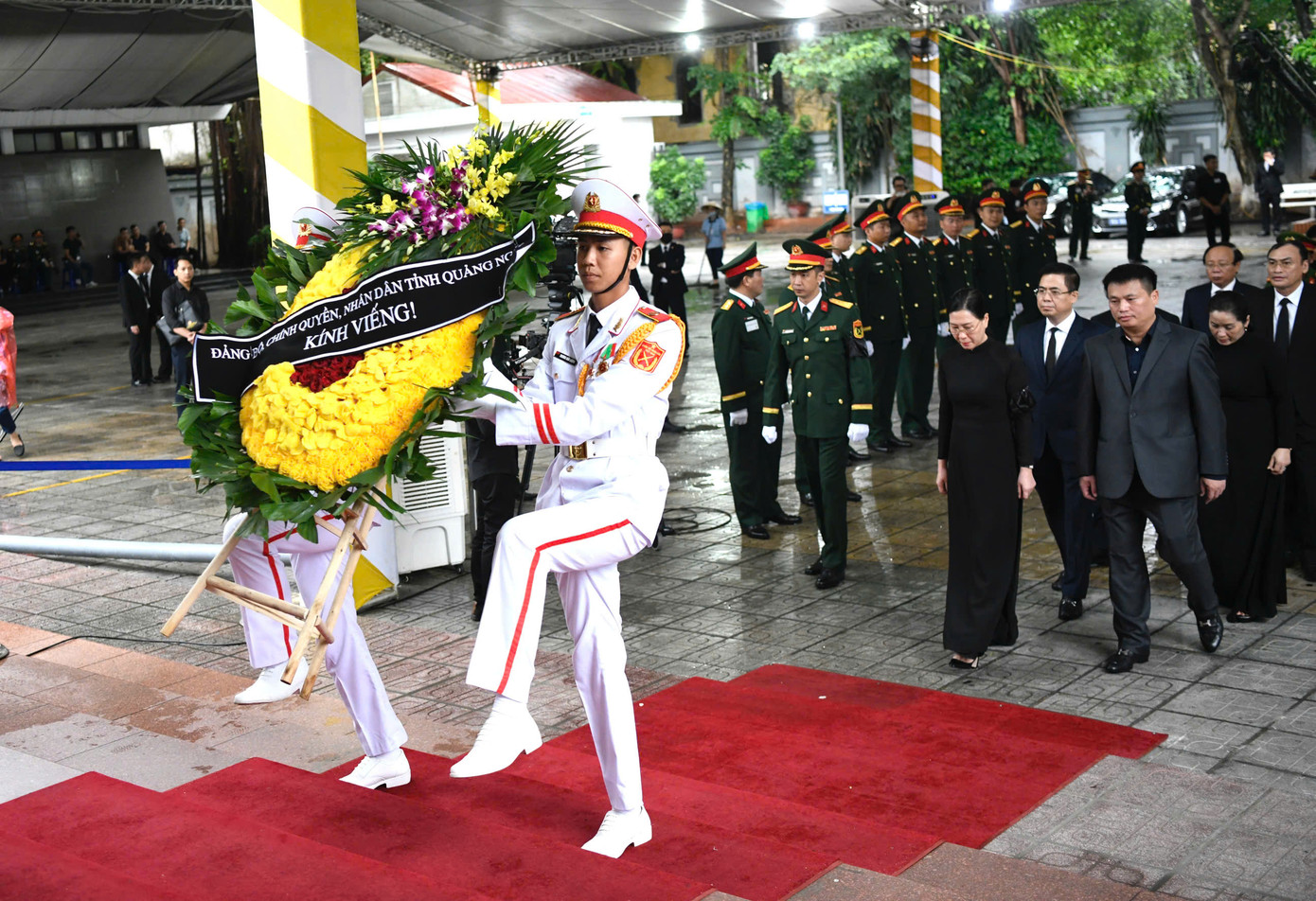 Đảng bộ chính quyền nhân dân tỉnh Quảng Ngãi vào viếng Đảng bộ chính quyền nhân dân tỉnh Quảng Ngãi vào viếng