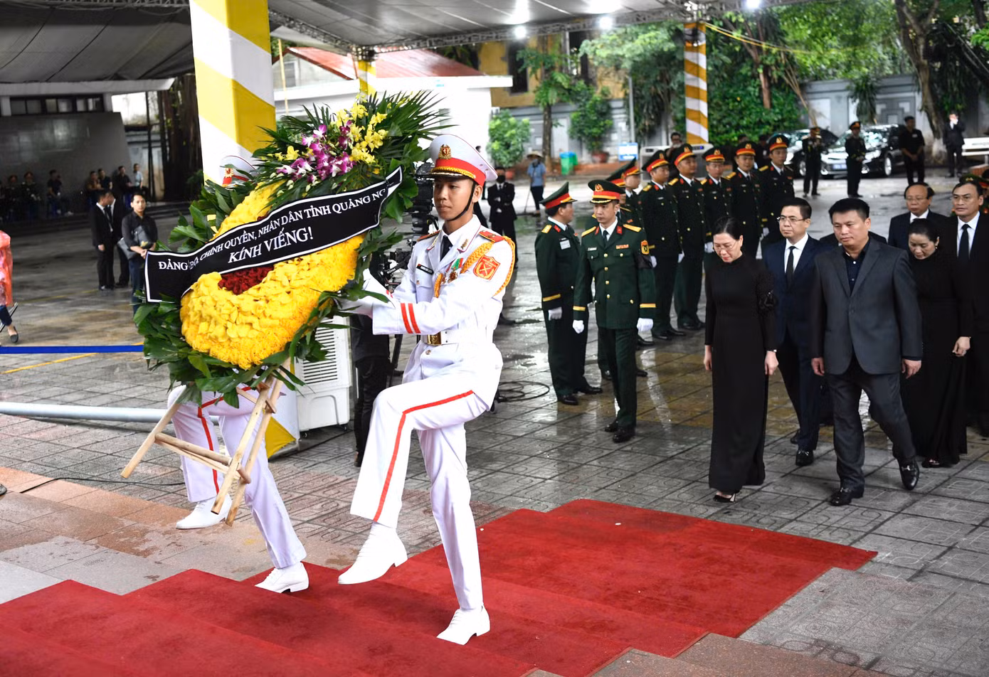 Đảng bộ chính quyền nhân dân tỉnh Quảng Ngãi vào viếng