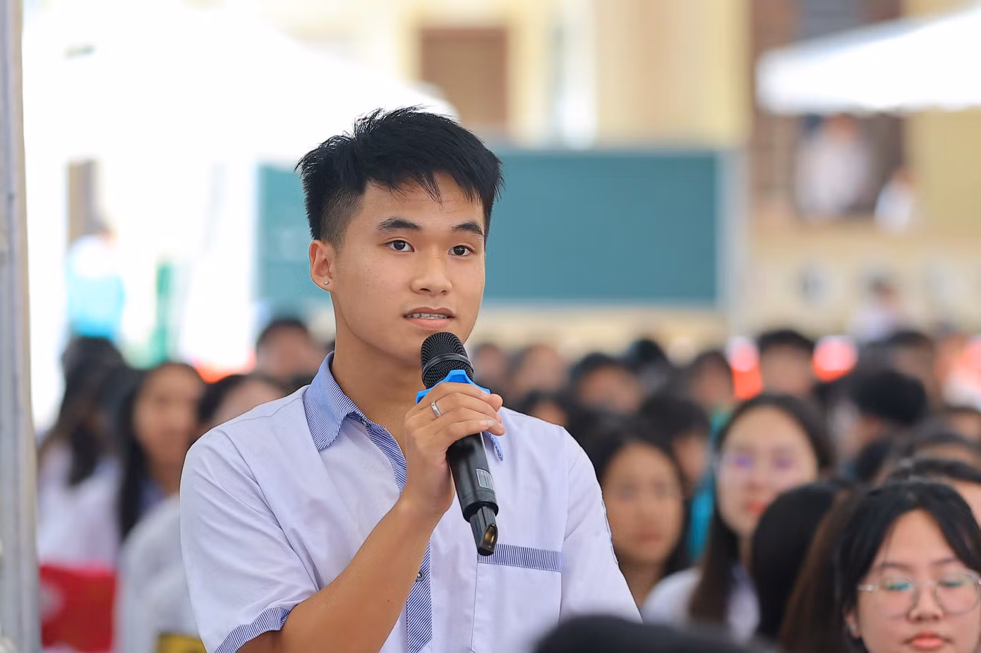 Học sinh đặt câu hỏi cho diễn giả.