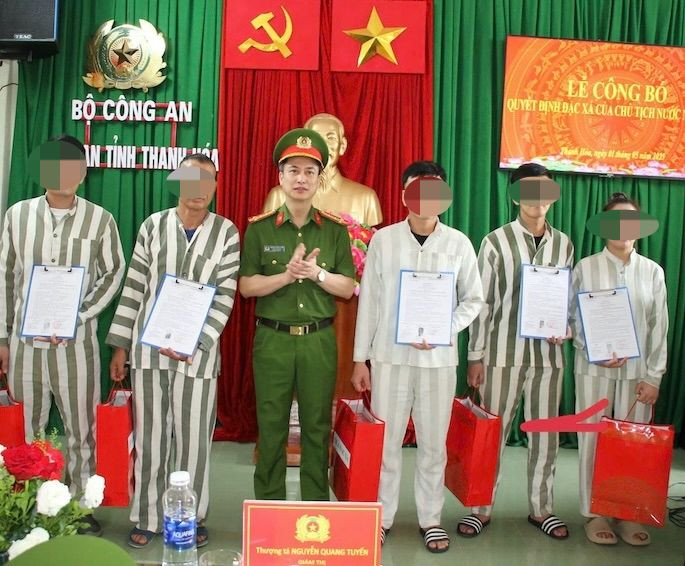 Đại tá Phùng Xuân Tiến, Phó Giám đốc Công an tỉnh Thanh Hóa trao Quyết định đặc xá của Chủ tịch nước cho 44 phạm nhân
