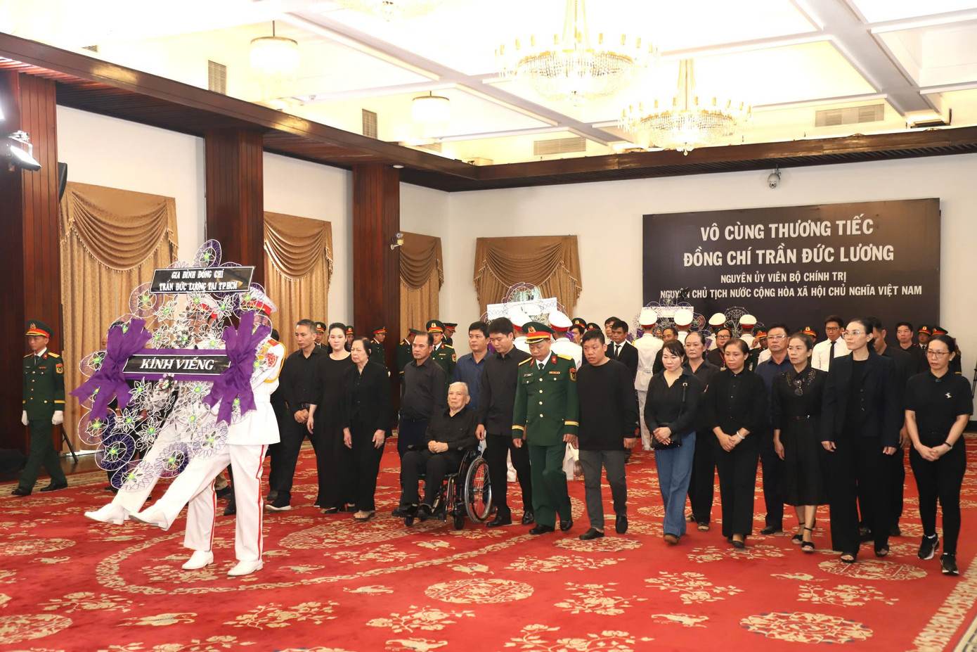 Đoàn gia đình đồng chí Trần Đức Lương tại TPHCM vào viếng tại Hội trường Thống Nhất Đoàn gia đình đồng chí Trần Đức Lương tại TPHCM vào viếng tại Hội trường Thống Nhất