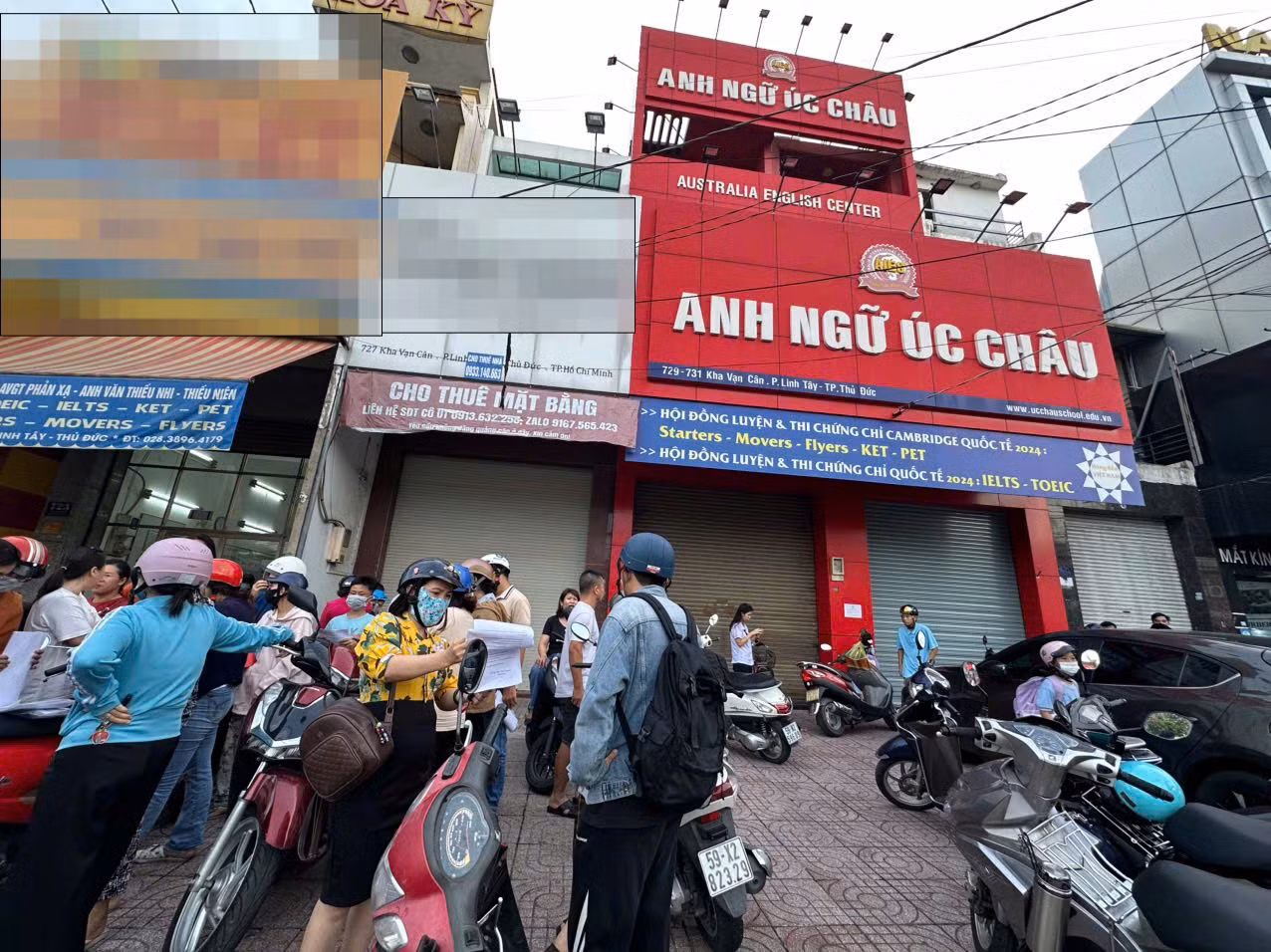 Phụ huynh tập trung trước Trung tâm Anh ngữ quốc tế Úc Châu (cơ sở Võ Văn Ngân) sau khi nơi này đóng cửa.