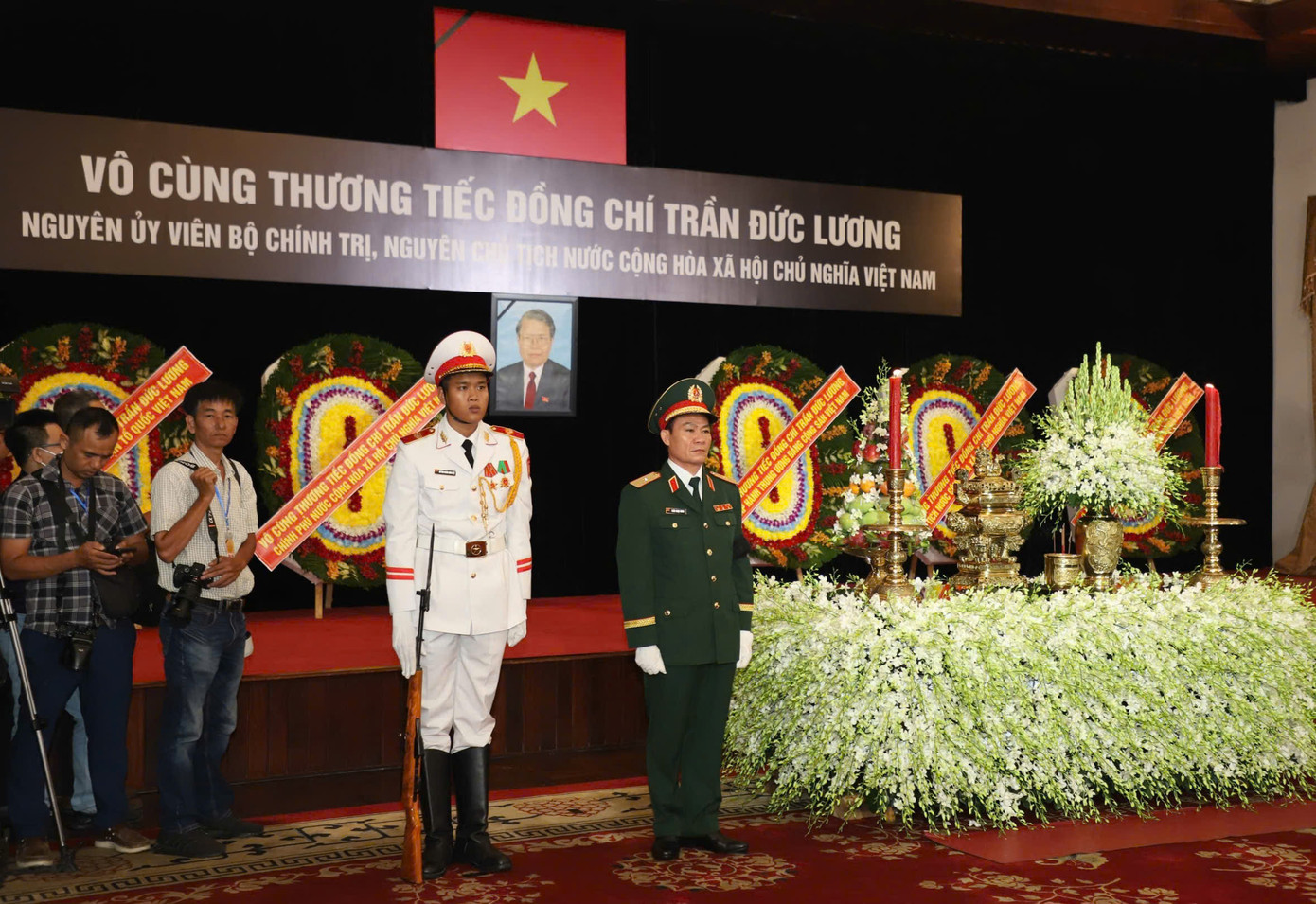 Lễ viếng nguyên Chủ tịch nước Trần Đức Lương ảnh 34 Lễ viếng nguyên Chủ tịch nước Trần Đức Lương ảnh 34