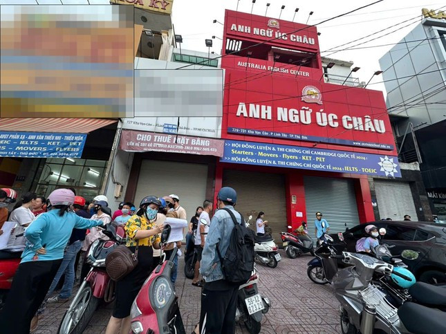 Phụ huynh tập trung trước Trung tâm Anh ngữ quốc tế Úc Châu sau khi nơi này đóng cửa.