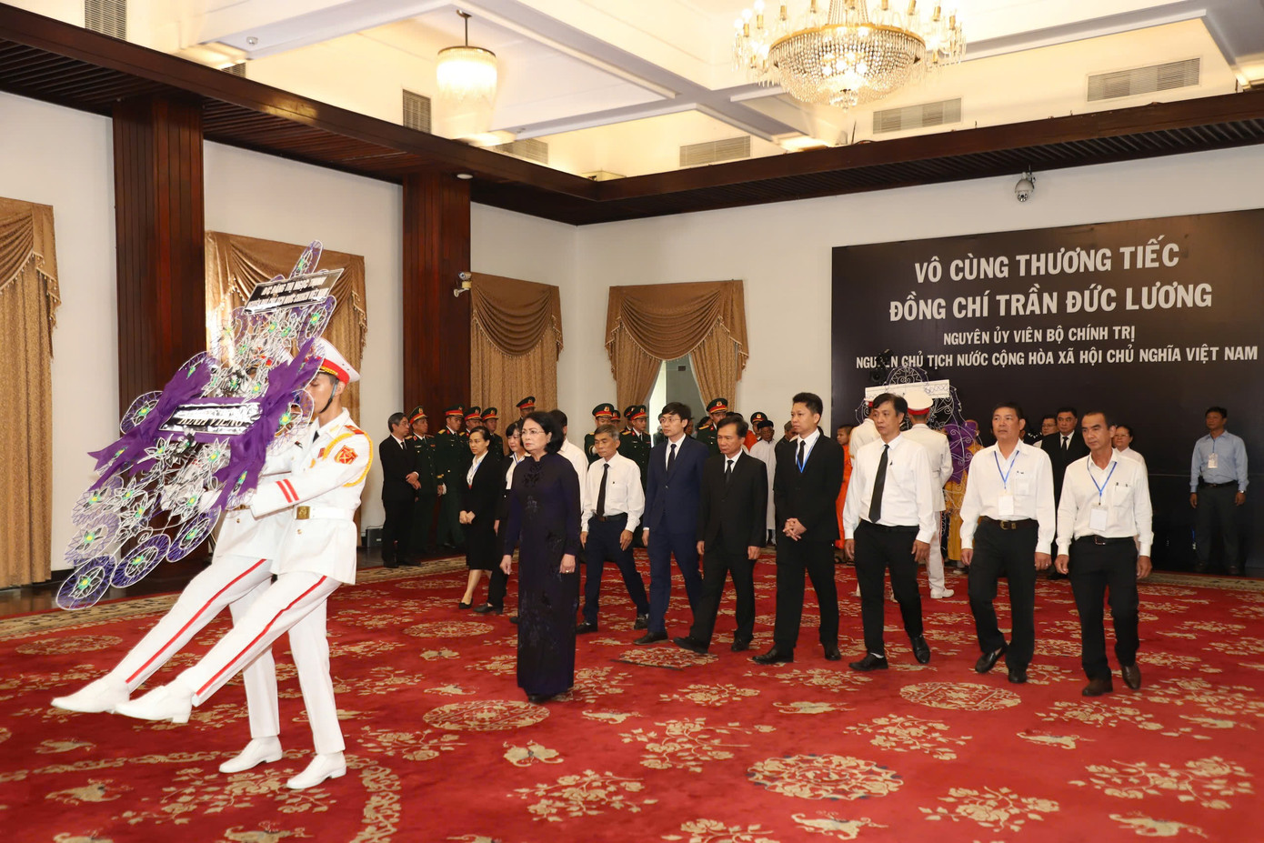 Nguyên Phó Chủ tịch nước Đặng Thị Ngọc Thịnh vào kính viếng đồng chí Trần Đức Lương tại Hội trường Thống Nhất (TPHCM). Nguyên Phó Chủ tịch nước Đặng Thị Ngọc Thịnh vào kính viếng đồng chí Trần Đức Lương tại Hội trường Thống Nhất (TPHCM).