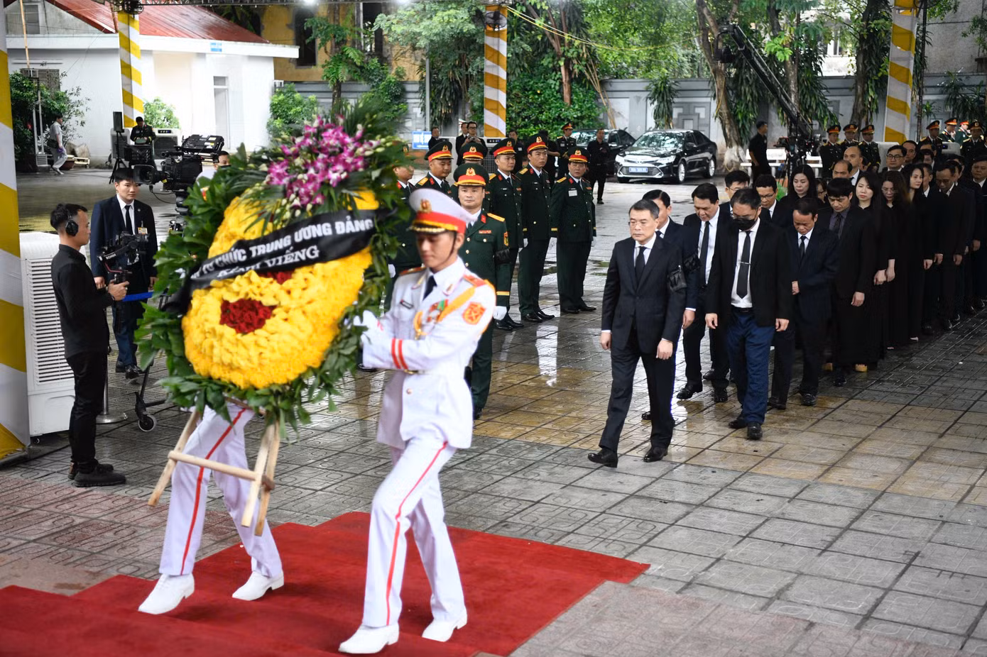 Ban Tổ chức Trung ương Đảng vào viếng