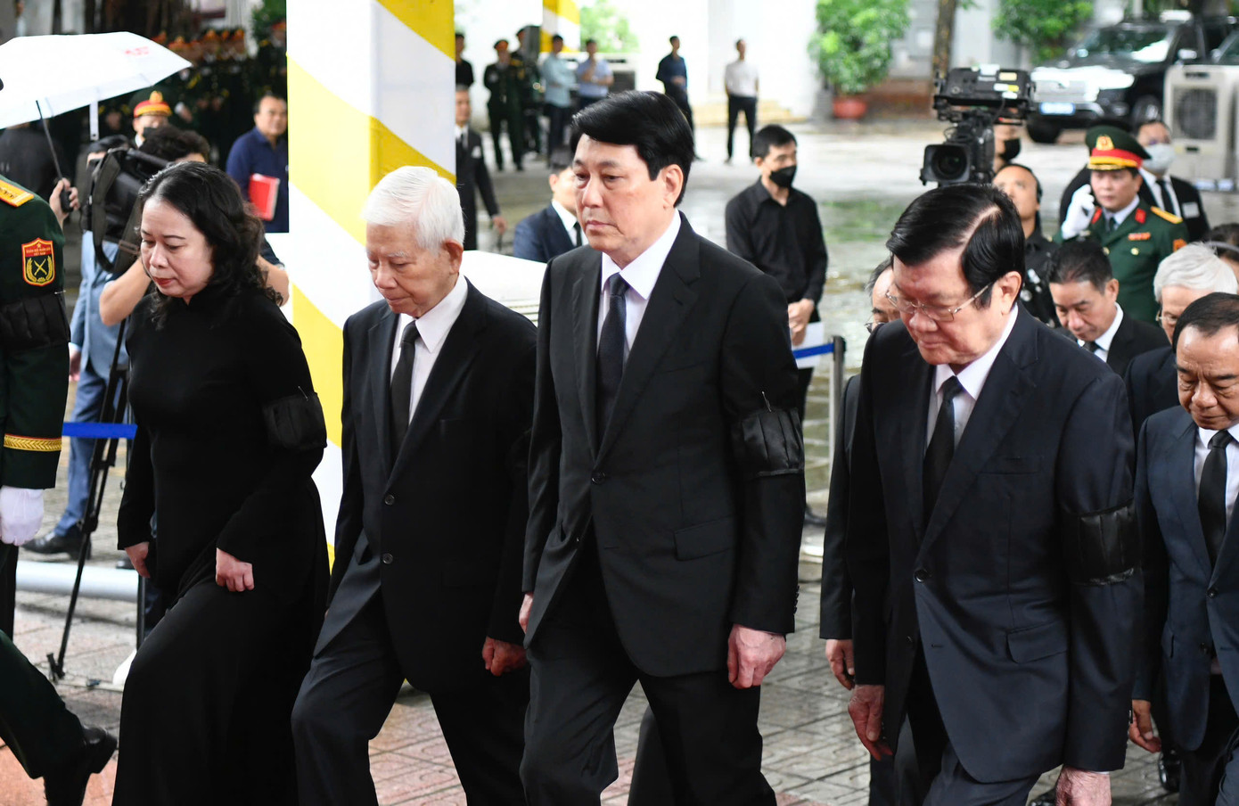 Đoàn Chủ tịch nước do Chủ tịch nước Lương Cường làm trưởng đoàn vào viếng đồng chí Trần Đức Lương. Tham gia đoàn có nguyên Chủ tịch nước Nguyễn Minh Triết; nguyên Chủ tịch nước Trương Tấn Sang; Phó Chủ tịch nước Võ Thị Ánh Xuân; nguyên Phó Chủ tịch nước Trương Mỹ Hoa… và lãnh đạo, cán bộ Văn phòng Chủ tịch nước. Các đại biểu đã dành phút mặc niệm tưởng nhớ đồng chí Trần Đức Lương, chia buồn cùng gia quyến đồng chí. Đoàn Chủ tịch nước do Chủ tịch nước Lương Cường làm trưởng đoàn vào viếng đồng chí Trần Đức Lương. Tham gia đoàn có nguyên Chủ tịch nước Nguyễn Minh Triết; nguyên Chủ tịch nước Trương Tấn Sang; Phó Chủ tịch nước Võ Thị Ánh Xuân; nguyên Phó Chủ tịch nước Trương Mỹ Hoa… và lãnh đạo, cán bộ Văn phòng Chủ tịch nước. Các đại biểu đã dành phút mặc niệm tưởng nhớ đồng chí Trần Đức Lương, chia buồn cùng gia quyến đồng chí.