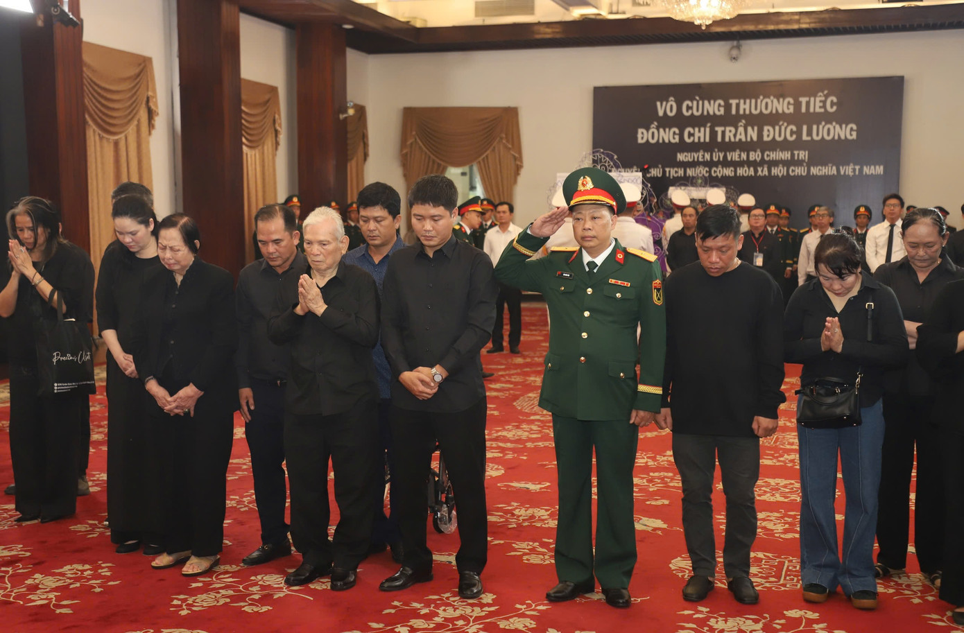 Đoàn gia đình đồng chí Trần Đức Lương tại TPHCM vào viếng tại Hội trường Thống Nhất Đoàn gia đình đồng chí Trần Đức Lương tại TPHCM vào viếng tại Hội trường Thống Nhất