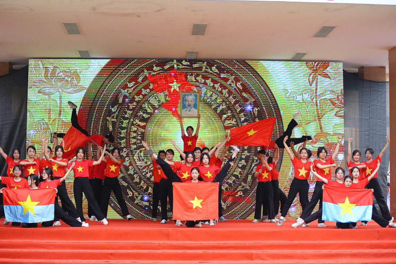 Tiếp nối là tiết mục nhảy mashup trên nền nhạc “Viết tiếp câu chuyện hòa bình” và “Khát vọng tuổi trẻ” đến từ tập thể lớp 11D3, mang thông điệp về khát vọng sống tích cực và tinh thần trách nhiệm của thế hệ trẻ hôm nay. Tiếp nối là tiết mục nhảy mashup trên nền nhạc “Viết tiếp câu chuyện hòa bình” và “Khát vọng tuổi trẻ” đến từ tập thể lớp 11D3, mang thông điệp về khát vọng sống tích cực và tinh thần trách nhiệm của thế hệ trẻ hôm nay.