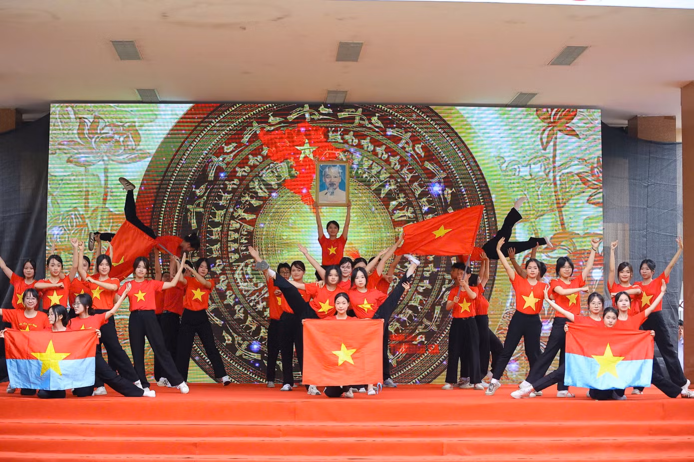 Tiếp nối là tiết mục nhảy mashup trên nền nhạc “Viết tiếp câu chuyện hòa bình” và “Khát vọng tuổi trẻ” đến từ tập thể lớp 11D3, mang thông điệp về khát vọng sống tích cực và tinh thần trách nhiệm của thế hệ trẻ hôm nay.