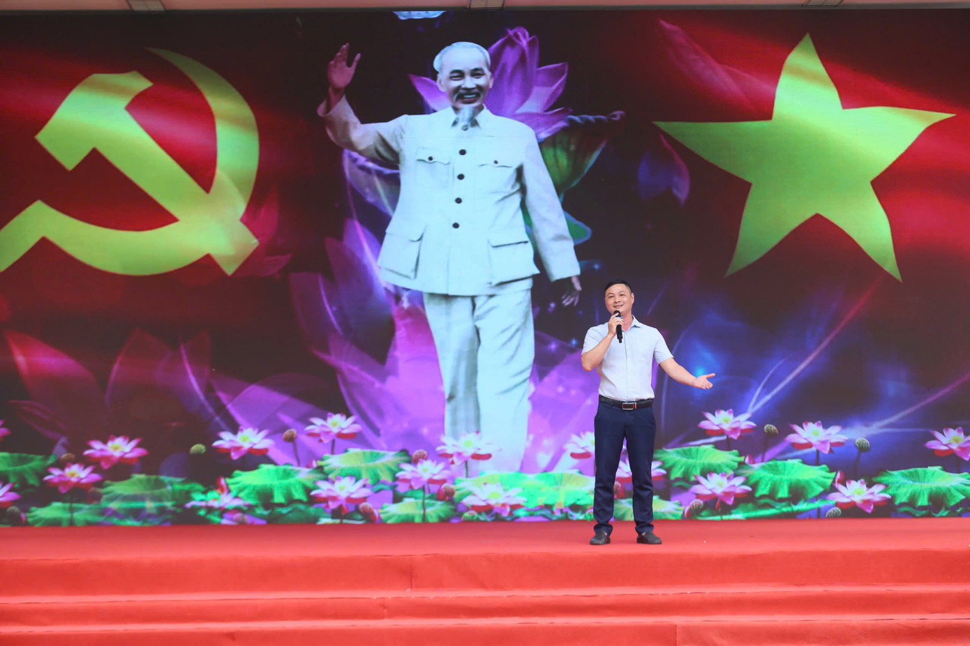 Chương trình được dàn dựng lớp lang, nhiều cung bậc cảm xúc. Mở màn là tiết mục đơn ca “Người là niềm tin tất thắng”. Ca khúc sâu lắng ca ngợi hình ảnh Bác Hồ kính yêu (sáng tác Chu Minh) do thầy giáo Trần Bá Kiên thể hiện. Chương trình được dàn dựng lớp lang, nhiều cung bậc cảm xúc. Mở màn là tiết mục đơn ca “Người là niềm tin tất thắng”. Ca khúc sâu lắng ca ngợi hình ảnh Bác Hồ kính yêu (sáng tác Chu Minh) do thầy giáo Trần Bá Kiên thể hiện.