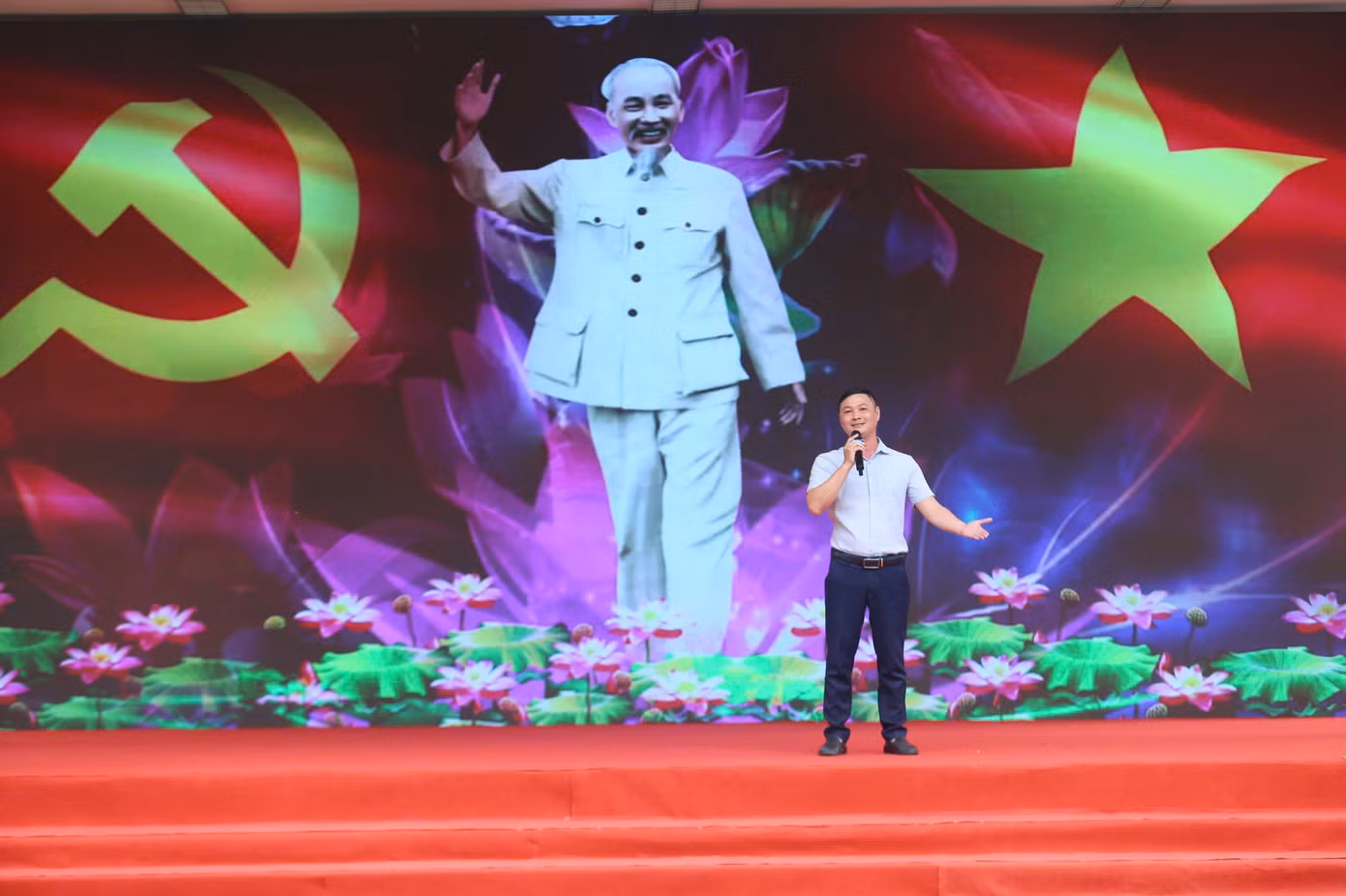 Chương trình được dàn dựng lớp lang, nhiều cung bậc cảm xúc. Mở màn là tiết mục đơn ca “Người là niềm tin tất thắng”. Ca khúc sâu lắng ca ngợi hình ảnh Bác Hồ kính yêu (sáng tác Chu Minh) do thầy giáo Trần Bá Kiên thể hiện.