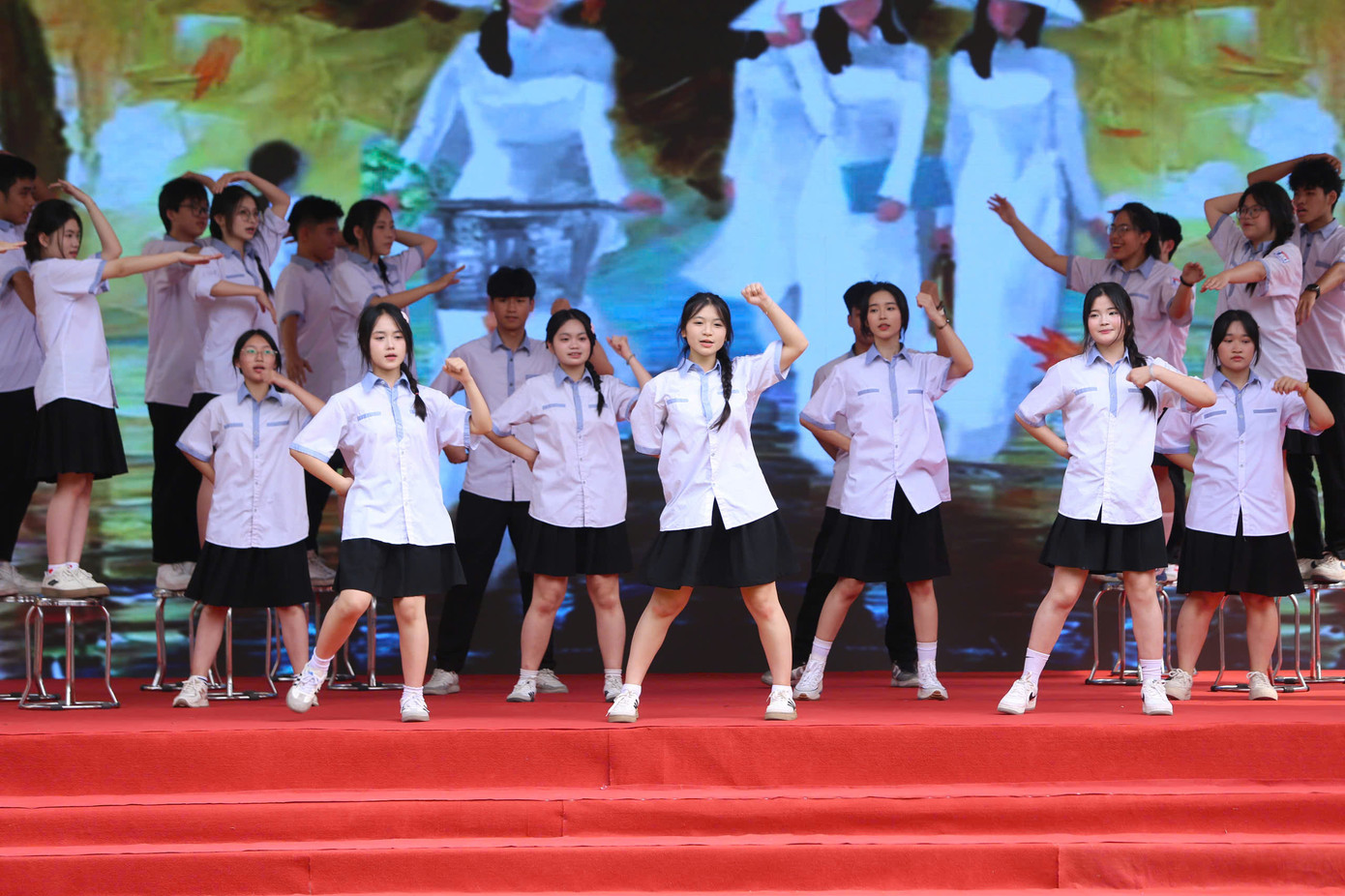 Khép lại chương trình văn nghệ là tiết mục múa “Vươn cao Việt Nam” do CLB Múa của trường THPT Hà Huy Tập thể hiện. Tiết mục mang đậm dấu ấn, bản sắc của ngôi trường mang tên cố Tổng Bí thư Hà Huy Tập. Trải qua gần 50 năm xây dựng và trưởng thành, ngôi trường tự hào là đơn vị đạt nhiều thành tích xuất sắc trong công tác dạy và học. Khép lại chương trình văn nghệ là tiết mục múa “Vươn cao Việt Nam” do CLB Múa của trường THPT Hà Huy Tập thể hiện. Tiết mục mang đậm dấu ấn, bản sắc của ngôi trường mang tên cố Tổng Bí thư Hà Huy Tập. Trải qua gần 50 năm xây dựng và trưởng thành, ngôi trường tự hào là đơn vị đạt nhiều thành tích xuất sắc trong công tác dạy và học.