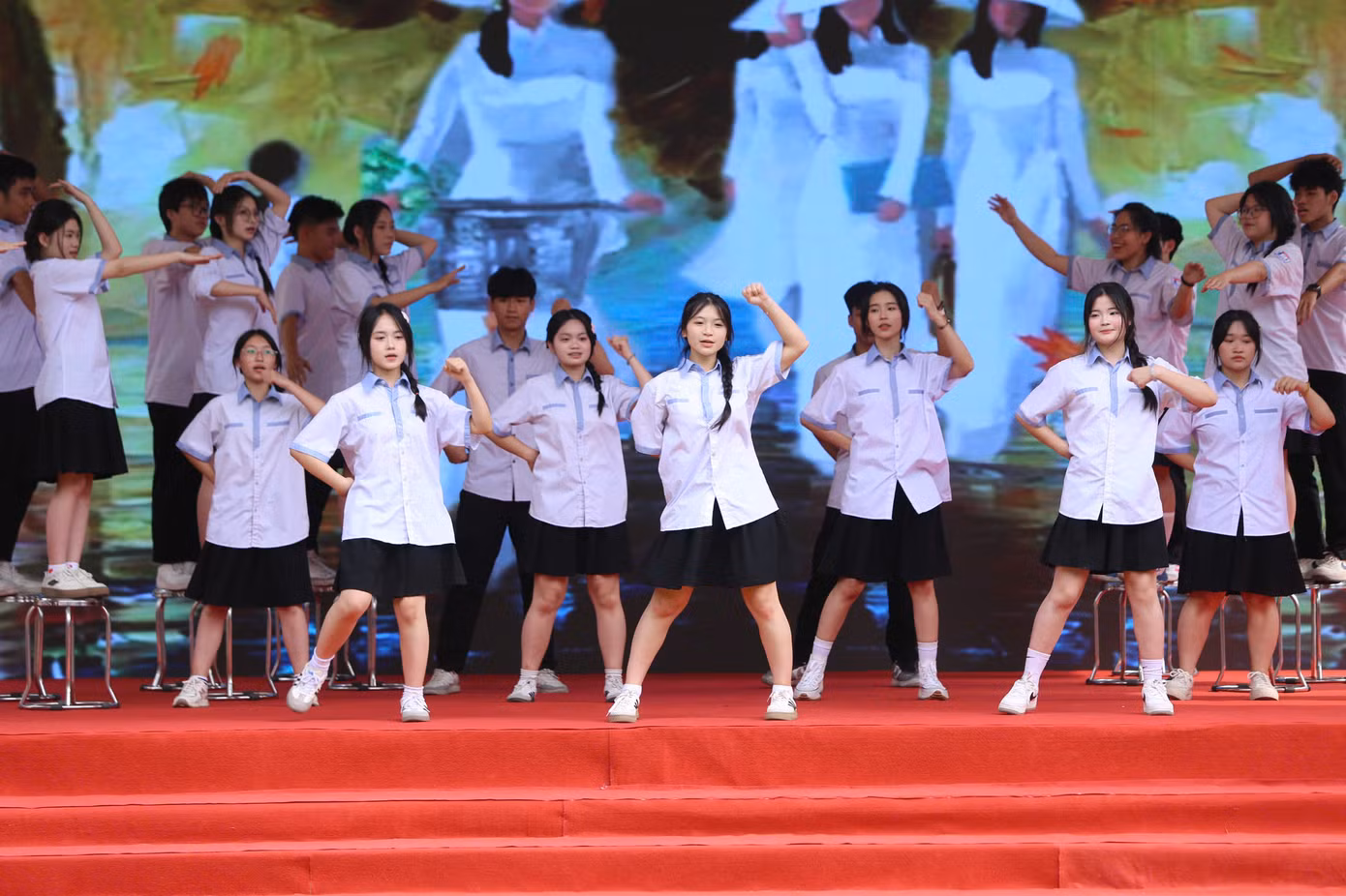 Khép lại chương trình văn nghệ là tiết mục múa “Vươn cao Việt Nam” do CLB Múa của trường THPT Hà Huy Tập thể hiện. Tiết mục mang đậm dấu ấn, bản sắc của ngôi trường mang tên cố Tổng Bí thư Hà Huy Tập. Trải qua gần 50 năm xây dựng và trưởng thành, ngôi trường tự hào là đơn vị đạt nhiều thành tích xuất sắc trong công tác dạy và học.
