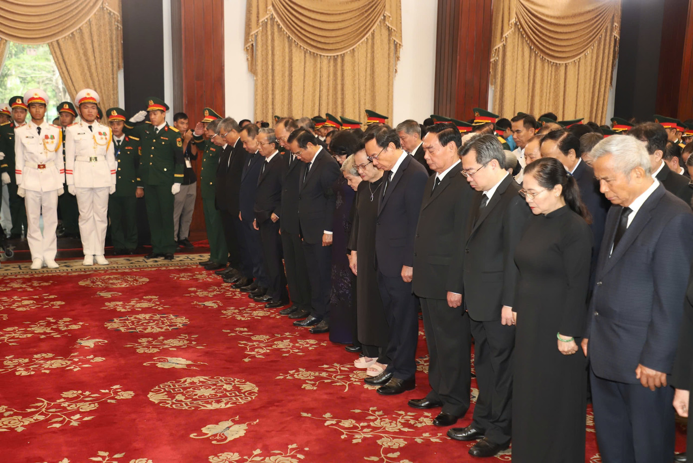 Cùng thời điểm diễn ra Lễ viếng nguyên Chủ tịch nước Trần Đức Lương tại Nhà tang lễ Quốc gia số 5 Trần Thánh Tông, thành phố Hà Nội, Lễ viếng nguyên Chủ tịch nước Trần Đức Lương cũng diễn ra trang trọng tại Hội trường Thống Nhất, thành phố Hồ Chí Minh, từ 7 giờ ngày 24/5/2025. Đến dự Lễ viếng tại Hội trường Thống Nhất, có Ủy viên Bộ Chính trị, Bí thư Thành ủy TPHCM Nguyễn Văn Nên; nguyên Ủy viên Bộ Chính trị, nguyên Thường trực Ban Bí thư Lê Hồng Anh; nguyên Phó Chủ tịch nước Đặng Thị Ngọc Thịnh; Ủy viên Trung ương Đảng, Phó Bí thư Thường trực Thành ủy TPHCM Nguyễn Thanh Nghị; Ủy viên Trung ương Đảng, Chủ tịch UBND TPHCM Nguyễn Văn Được. Cùng dự lễ viếng có các đồng chí lãnh đạo, nguyên lãnh đạo TPHCM, đại biểu nhân sĩ, trí thức, chức sắc tôn giáo. Cùng thời điểm diễn ra Lễ viếng nguyên Chủ tịch nước Trần Đức Lương tại Nhà tang lễ Quốc gia số 5 Trần Thánh Tông, thành phố Hà Nội, Lễ viếng nguyên Chủ tịch nước Trần Đức Lương cũng diễn ra trang trọng tại Hội trường Thống Nhất, thành phố Hồ Chí Minh, từ 7 giờ ngày 24/5/2025. Đến dự Lễ viếng tại Hội trường Thống Nhất, có Ủy viên Bộ Chính trị, Bí thư Thành ủy TPHCM Nguyễn Văn Nên; nguyên Ủy viên Bộ Chính trị, nguyên Thường trực Ban Bí thư Lê Hồng Anh; nguyên Phó Chủ tịch nước Đặng Thị Ngọc Thịnh; Ủy viên Trung ương Đảng, Phó Bí thư Thường trực Thành ủy TPHCM Nguyễn Thanh Nghị; Ủy viên Trung ương Đảng, Chủ tịch UBND TPHCM Nguyễn Văn Được. Cùng dự lễ viếng có các đồng chí lãnh đạo, nguyên lãnh đạo TPHCM, đại biểu nhân sĩ, trí thức, chức sắc tôn giáo.