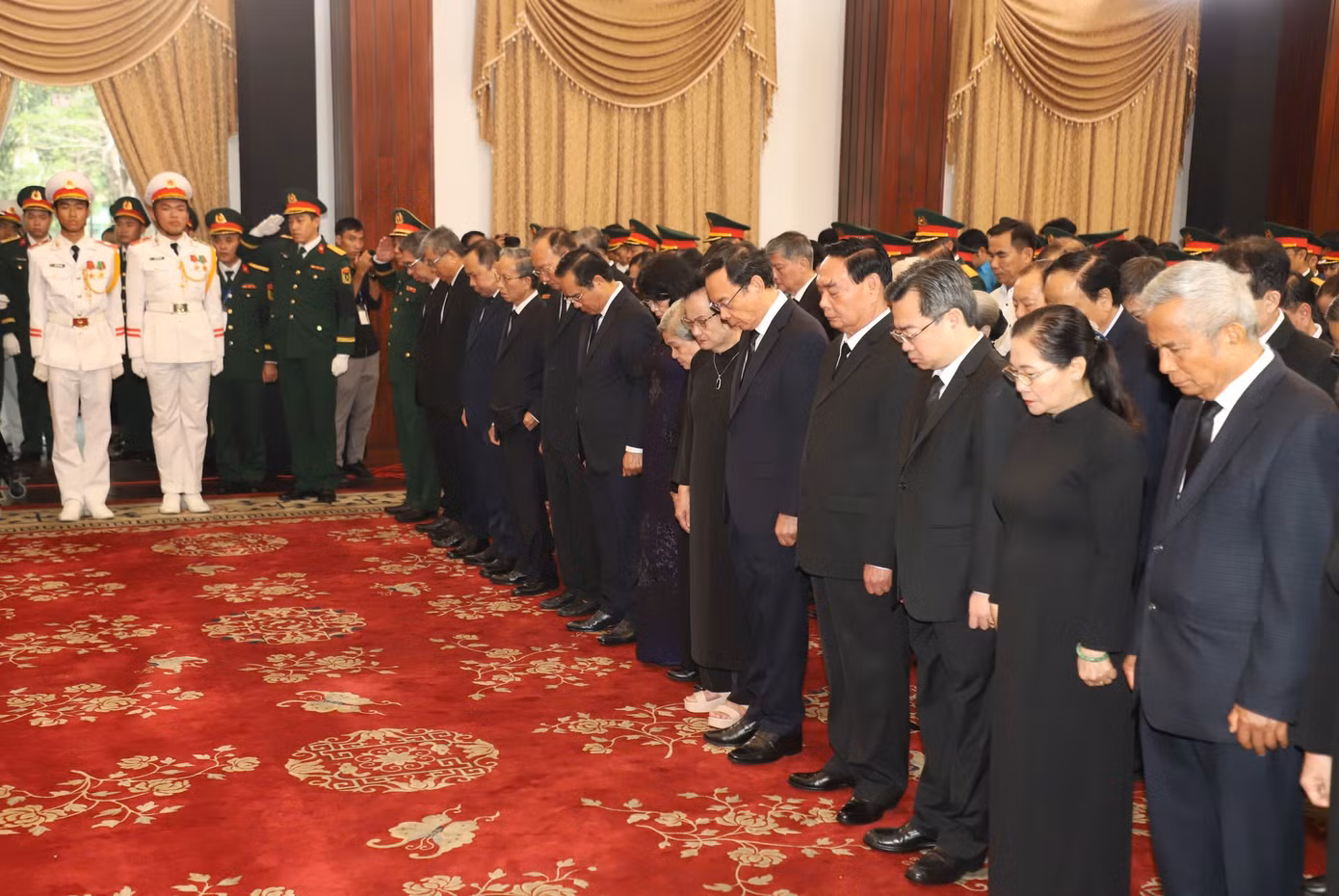 Cùng thời điểm diễn ra Lễ viếng nguyên Chủ tịch nước Trần Đức Lương tại Nhà tang lễ Quốc gia số 5 Trần Thánh Tông, thành phố Hà Nội, Lễ viếng nguyên Chủ tịch nước Trần Đức Lương cũng diễn ra trang trọng tại Hội trường Thống Nhất, thành phố Hồ Chí Minh, từ 7 giờ ngày 24/5/2025. Đến dự Lễ viếng tại Hội trường Thống Nhất, có Ủy viên Bộ Chính trị, Bí thư Thành ủy TPHCM Nguyễn Văn Nên; nguyên Ủy viên Bộ Chính trị, nguyên Thường trực Ban Bí thư Lê Hồng Anh; nguyên Phó Chủ tịch nước Đặng Thị Ngọc Thịnh; Ủy viên Trung ương Đảng, Phó Bí thư Thường trực Thành ủy TPHCM Nguyễn Thanh Nghị; Ủy viên Trung ương Đảng, Chủ tịch UBND TPHCM Nguyễn Văn Được. Cùng dự lễ viếng có các đồng chí lãnh đạo, nguyên lãnh đạo TPHCM, đại biểu nhân sĩ, trí thức, chức sắc tôn giáo.