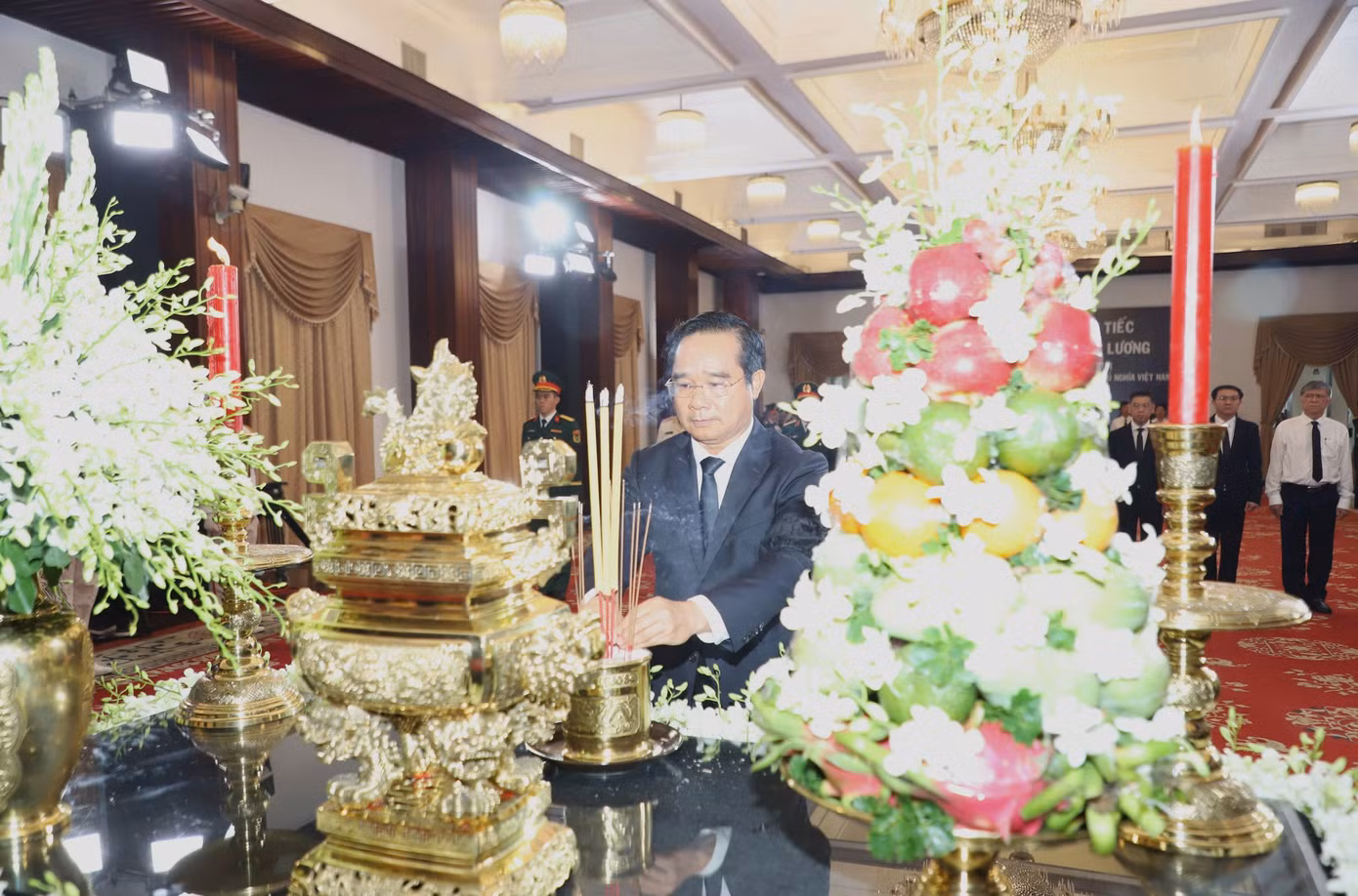 Đoàn UBND TPHCM do ông Nguyễn Văn Được, Ủy viên Trung ương Đảng, Chủ tịch UBND TPHCM làm trưởng đoàn, vào kính viếng nguyên Chủ tịch nước Trần Đức Lương