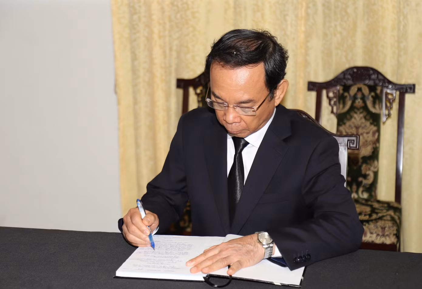 Bí thư Thành ủy TPHCM Nguyễn Văn Nên ghi sổ tang