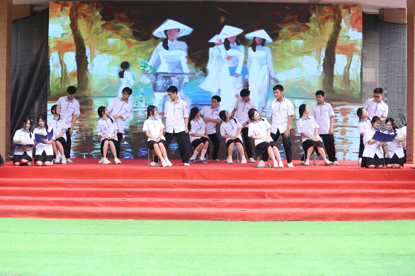 Tiết mục nhảy “Ký ức học trò” do lớp 11A1 biểu diễn, thể hiện sự hồn nhiên, trong sáng và nhiệt huyết tuổi trẻ. Học sinh Trường THPT Hà Huy Tập tự tin khẳng định bản sắc cá nhân, nêu cao tinh thần đoàn kết và không ngừng nỗ lực để chinh phục những thành tích mới, vững bước trong thời đại đổi mới. Tiết mục nhảy “Ký ức học trò” do lớp 11A1 biểu diễn, thể hiện sự hồn nhiên, trong sáng và nhiệt huyết tuổi trẻ. Học sinh Trường THPT Hà Huy Tập tự tin khẳng định bản sắc cá nhân, nêu cao tinh thần đoàn kết và không ngừng nỗ lực để chinh phục những thành tích mới, vững bước trong thời đại đổi mới.