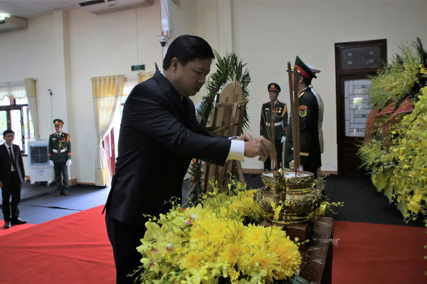 Lễ viếng nguyên Chủ tịch nước Trần Đức Lương ảnh 48 Lễ viếng nguyên Chủ tịch nước Trần Đức Lương ảnh 48