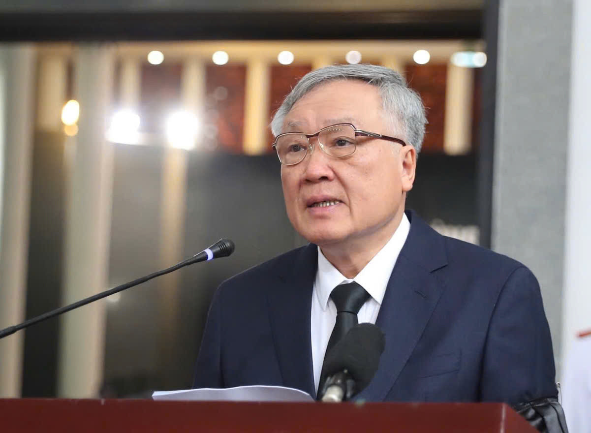 Tại lễ Quốc tang, Phó Thủ tướng Thường trực Chính phủ Nguyễn Hoà Bình – Trưởng Ban Tổ chức lễ tang đồng chí Trần Đức Lương - đã công bố thông cáo đặc biệt của Ban Chấp hành Trung ương, Quốc hội, Chủ tịch nước, Chính phủ, Uỷ ban Trung ương Mặt trận Tổ quốc Việt Nam về việc tổ chức Lễ tang đồng chí Trần Đức Lương với nghi thức Lễ Quốc tang. Phó Thủ tướng Thường trực Chính phủ Nguyễn Hoà Bình cũng công bố danh sách Ban Lễ tang đồng chí Trần Đức Lương gồm 34 thành viên, do Chủ tịch nước Lương Cường làm Trưởng ban. Ban Tổ chức Lễ tang đồng chí Trần Đức Lương gồm 25 thành viên, do Phó Thủ tướng Thường trực Chính phủ Nguyễn Hòa Bình làm Trưởng ban. Tại lễ Quốc tang, Phó Thủ tướng Thường trực Chính phủ Nguyễn Hoà Bình – Trưởng Ban Tổ chức lễ tang đồng chí Trần Đức Lương - đã công bố thông cáo đặc biệt của Ban Chấp hành Trung ương, Quốc hội, Chủ tịch nước, Chính phủ, Uỷ ban Trung ương Mặt trận Tổ quốc Việt Nam về việc tổ chức Lễ tang đồng chí Trần Đức Lương với nghi thức Lễ Quốc tang. Phó Thủ tướng Thường trực Chính phủ Nguyễn Hoà Bình cũng công bố danh sách Ban Lễ tang đồng chí Trần Đức Lương gồm 34 thành viên, do Chủ tịch nước Lương Cường làm Trưởng ban. Ban Tổ chức Lễ tang đồng chí Trần Đức Lương gồm 25 thành viên, do Phó Thủ tướng Thường trực Chính phủ Nguyễn Hòa Bình làm Trưởng ban.