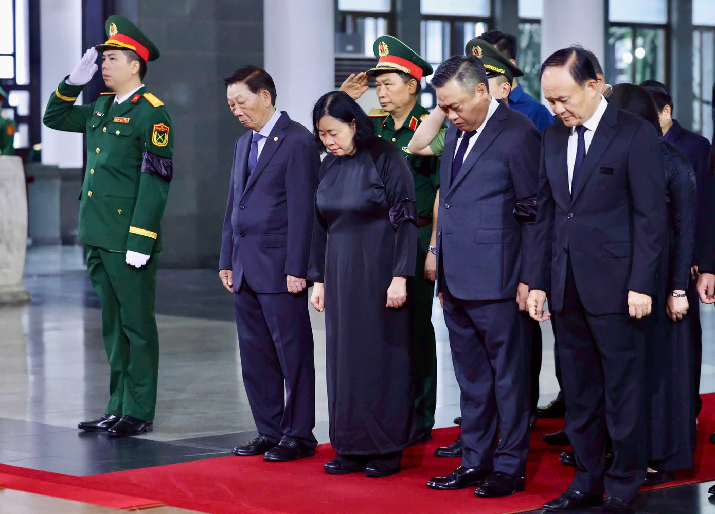 Đoàn Thành ủy, Hội đồng nhân dân, Ủy ban nhân dân, Ủy ban Mặt trận Tổ quốc thành phố Hà Nội do đồng chí Bùi Thị Minh Hoài, Ủy viên Bộ Chính trị, Bí thư Thành ủy Hà Nội, làm Trưởng đoàn vào viếng đồng chí Trần Đức Lương, nguyên Chủ tịch nước. Đoàn Thành ủy, Hội đồng nhân dân, Ủy ban nhân dân, Ủy ban Mặt trận Tổ quốc thành phố Hà Nội do đồng chí Bùi Thị Minh Hoài, Ủy viên Bộ Chính trị, Bí thư Thành ủy Hà Nội, làm Trưởng đoàn vào viếng đồng chí Trần Đức Lương, nguyên Chủ tịch nước.