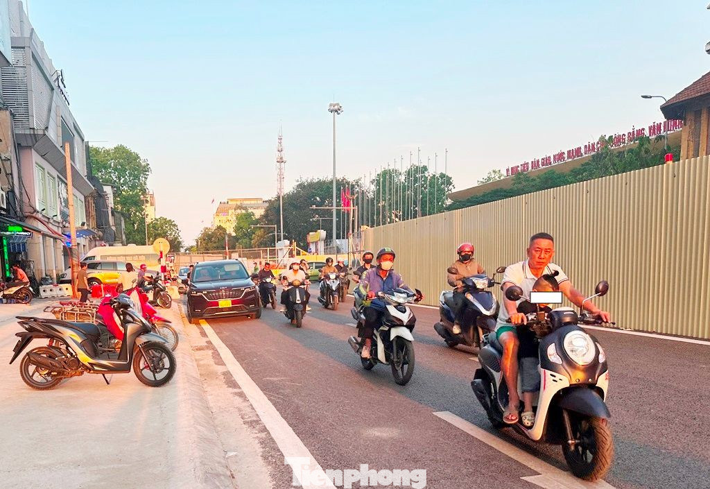 Thay vì bị hàng rào công trường chiếm dụng toàn bộ lòng đường từ nhiều năm qua, trong chiều 12/5, phóng viên Tiền Phong ghi nhận, phố Trần Hưng Đạo đoạn trước ga Hà Nội đã có nhiều đoạn hàng rào được thu hẹp và khôi phục lại giao thông.