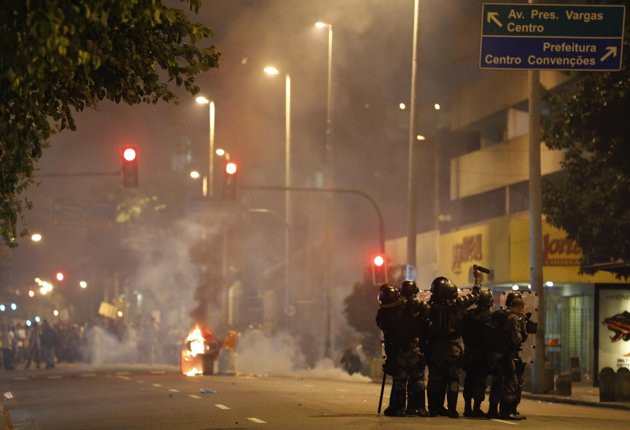 Cảnh sát Brazil cố gắng giải tán đám đông người biểu tình