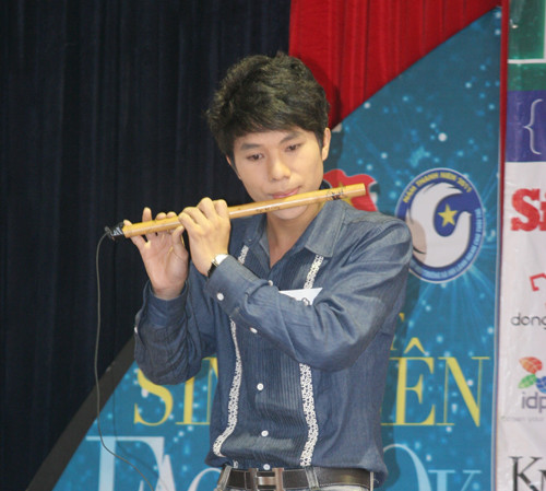 Các thí sinh nam cũng mang tới những tiết mục đa dạng: thối sáo, hát, nhảy...