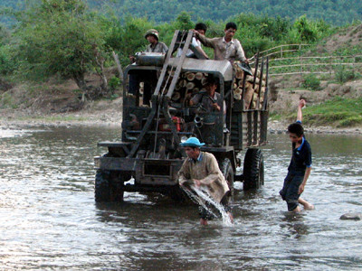 Đã có nhiều tai nạn. Anh Cao Văn Trường vác bao mì qua cầu, bị rớt xuống sông, gãy hai răng cửa, rách cằm; Mí Sơn đi làm về, bị ngã từ cầu xuống mép sông, gãy xương sườn, chấn thương cột sống; Chị Cao Thị A Ren bế đứa cháu mới hai tuổi qua cầu đi làm, ngã xuống mắc vào cành cây bên dưới cầu... Gần đây nhất, hồi tháng 2-2011, cháu Cao Thị Tép, 5 tuổi đi rẫy với mẹ, bị ngã từ cầu xuống, chấn thương tay, ngực... Nhưng người dân vẫn phải qua cầu, vì hầu như không có lựa chọn nào khác. Cách cầu Cà Thêu gần một cây số về phía hạ lưu, có bến lội để qua sông, nhưng chỉ qua được trong mấy tháng mùa khô