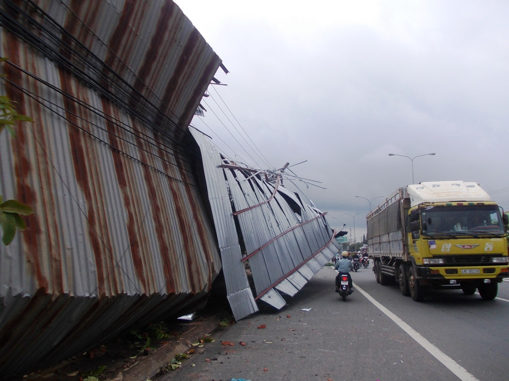 Bão thổi tốc mái nhà ở Bình Dương