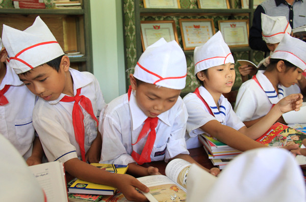 Rất nhiều loại sách, truyện hấp dẫn được tặng cho các em. Ảnh: Trường Phong