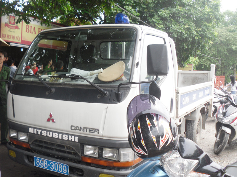 Xe của ba đồng chí CSGT bị người dân bao vây