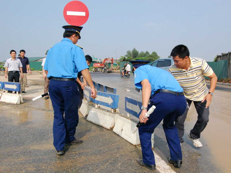 Biển báo và dải phân cách được lập nên để hướng dẫn xe đi đúng đường