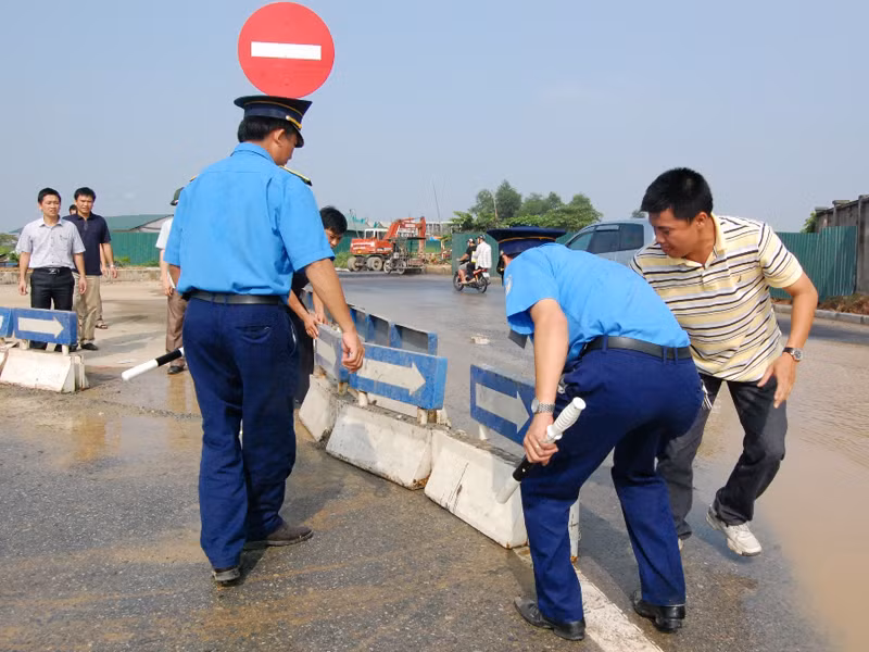 Biển báo và dải phân cách được lập nên để hướng dẫn xe đi đúng đường