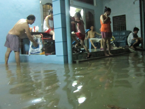 Người dân đối mặt với bệnh tật do triều cường gây ra ẢNH: N.D 