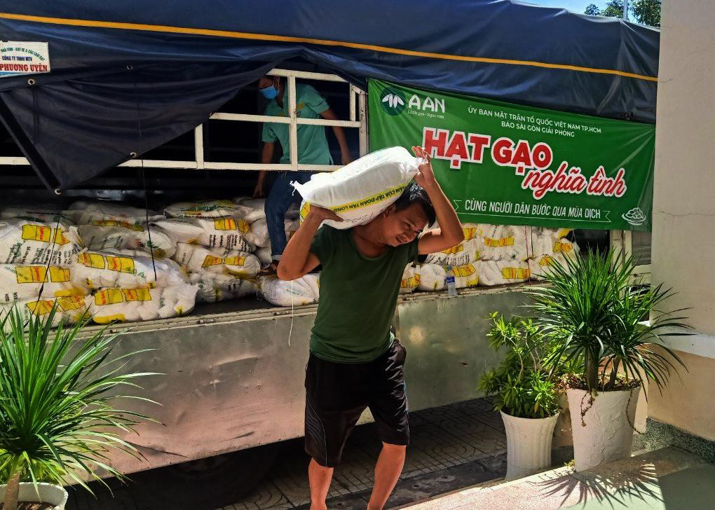 Hơn 100 tấn gạo được vận chuyển đến các quận huyện ở TPHCM để trao cho người nghèo. Hơn 100 tấn gạo được vận chuyển đến các quận huyện ở TPHCM để trao cho người nghèo.