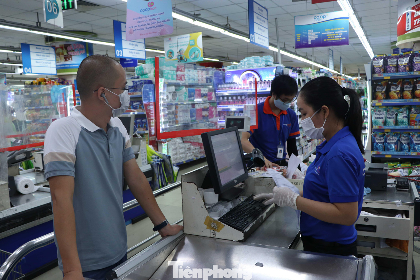 Hiện tại, siêu thị vẫn phục vụ những khách hàng ở các địa phương khác không được phát phiếu như ở quận 3.