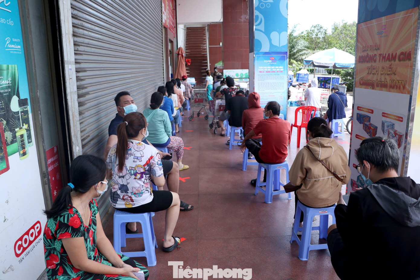 Từ ngày 9/7, TPHCM bắt đầu áp dụng giãn cách xã hội toàn thành phố theo Chỉ thị 16 của Thủ tướng Chính phủ. Lãnh đạo thành phố yêu cầu mọi người dân ở tại nhà, chỉ ra ngoài trong trường hợp thật sự cần thiết như mua lương thực, thực phẩm, thuốc men, cấp cứu, thiên tai. Việc phát phiếu đi siêu thị cho người dân theo ngày chẵn, lẻ nhằm hạn chế số lượng người dân ra đường vào cùng một thời điểm, đảm bảo các quy tắc trong phòng chống dịch Covid-19 theo tinh thần giãn cách xã hội.