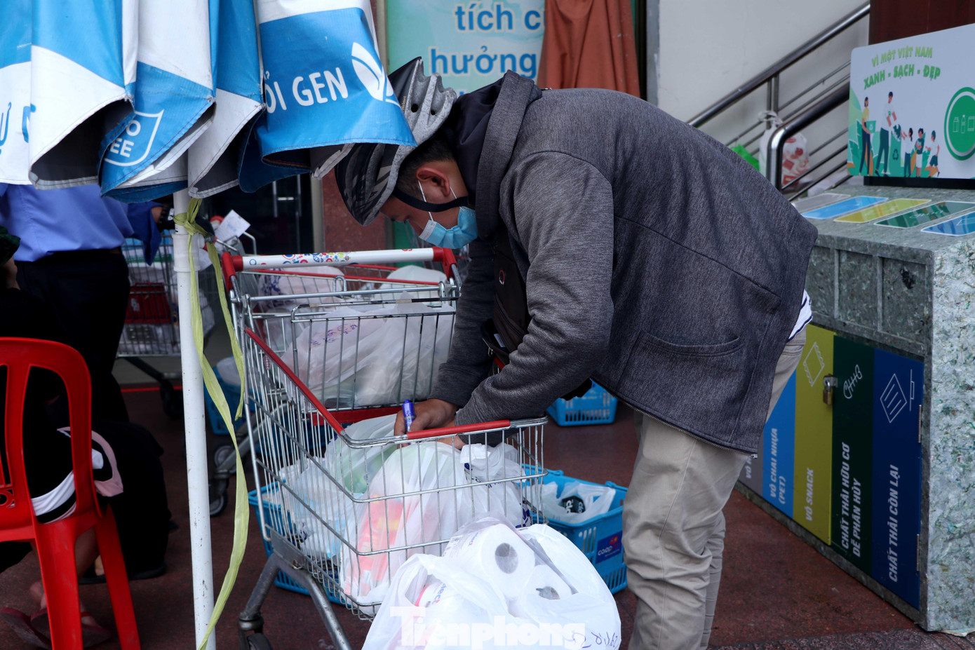 Sau khi mua sắm, người dân có thể tự mang hàng hóa về hoặc nhờ đội ngũ shipper của siêu thị chở hàng đến giao tận nhà.