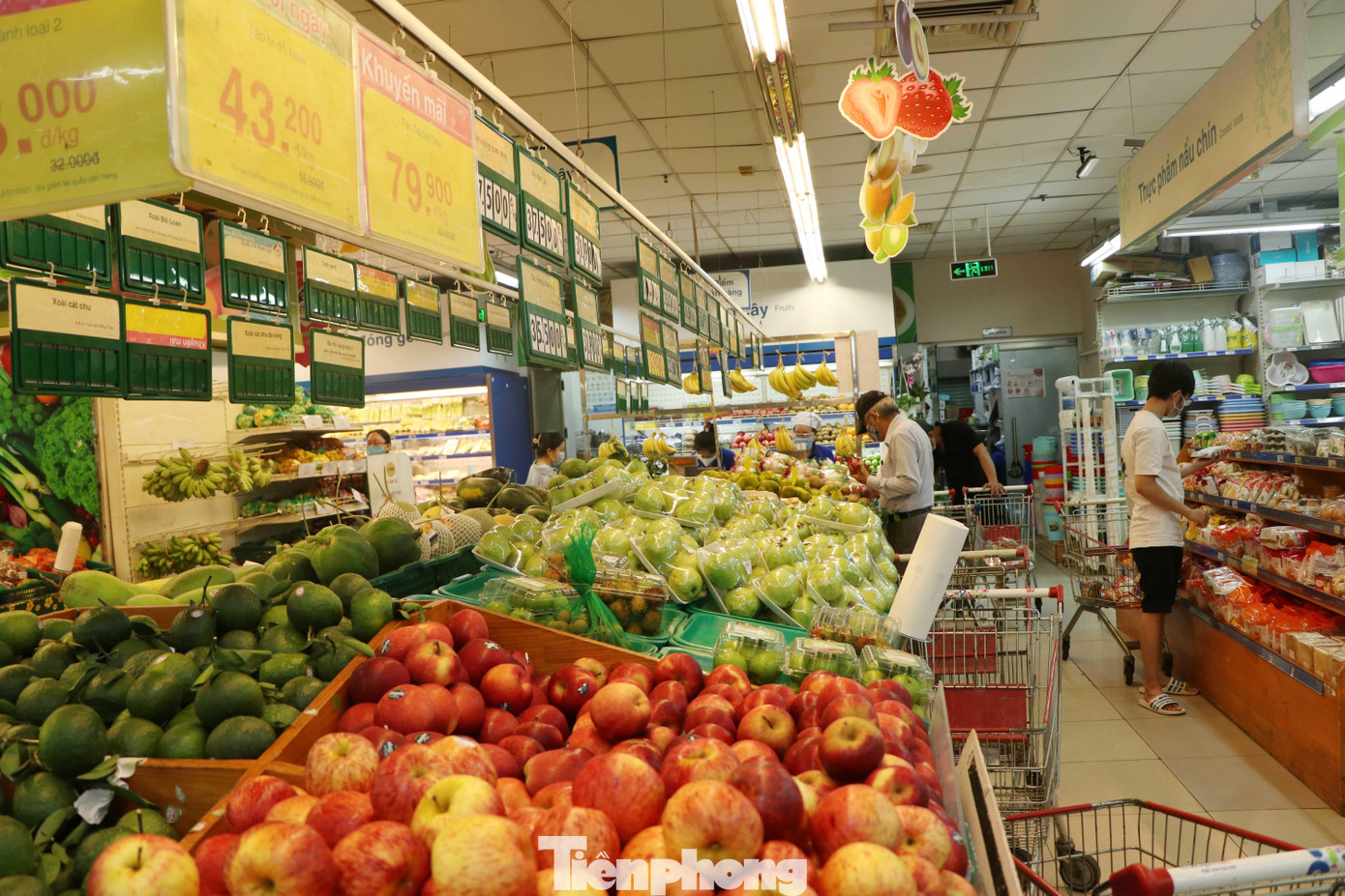 Những ngày qua, lượng khách tăng đột biến nên có một số mặt hàng như rau củ bị hết hàng cục bộ trong ngày. Sau khi quận 3 áp dụng hình thức phát phiếu cho người dân đi siêu thị theo ngày chẵn, lẻ thì số lượng khách đến siêu thị có giảm hơn.