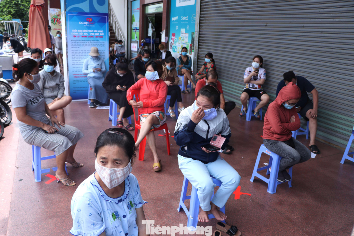 Mỗi đợt bảo vệ sẽ cho khoảng 10 người vào mua sắm, khi nhóm trước mua xong đi ra thì nhóm sau sẽ tiếp tục được vào. Việc chia nhóm hành khách vào siêu thị theo từng đợt nhằm tránh tụ tập đông người trong một thời điểm.