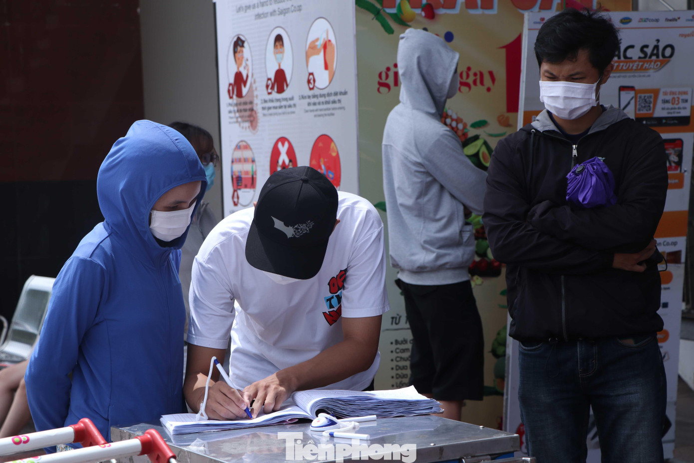 Khi đến siêu thị, người dân nghiêm chỉnh chấp hành các quy định phòng chống dịch như ghi sổ khai báo y tế, rửa tay sát khuẩn, đo thân nhiệt...